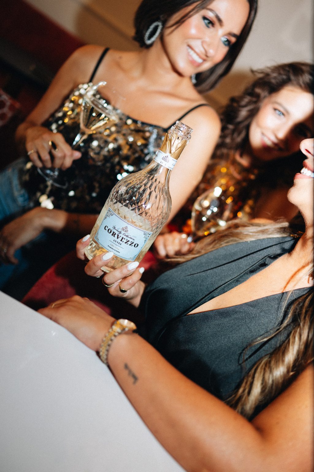 Wijnglazen klaargezet voor een privéfeest